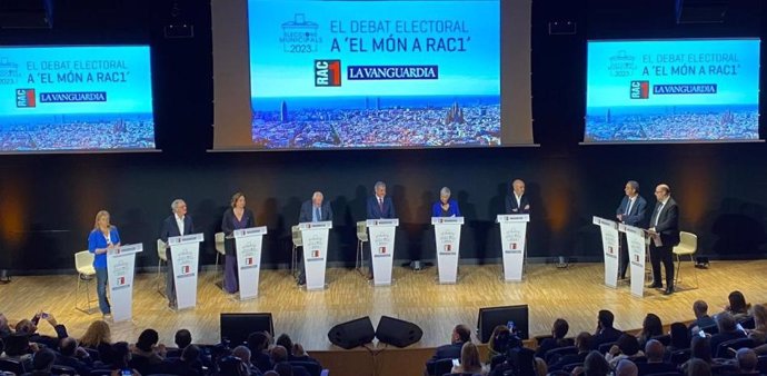 Los candidatos a la alcaldía de Barcelona con representación en el Ayuntamiento, durante el debate de Rac 1 y La Vanguardia.
