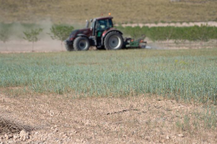 Un tractor ara el campo 