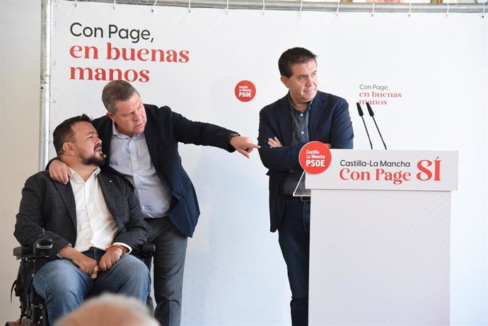 El candidato socialista, Emiliano García-Page, con el alcalde de La Roda, Juan Ramón Amores, y el presidente de la Diputación, Santi Cabañero, en La Roda.