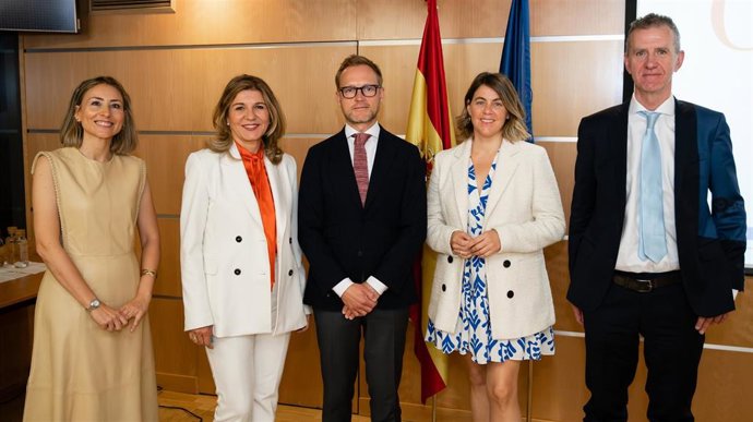 Pilar García, directora técnica de Stanpa; Val Díez, directora general de Stanpa; Maciej Berestecki, portavoz de la Representación de la Comisión Europea; Carmen Ruiz-Villar, jefe del Departamento de Productos Sanitarios Agencia Española de Medicamentos