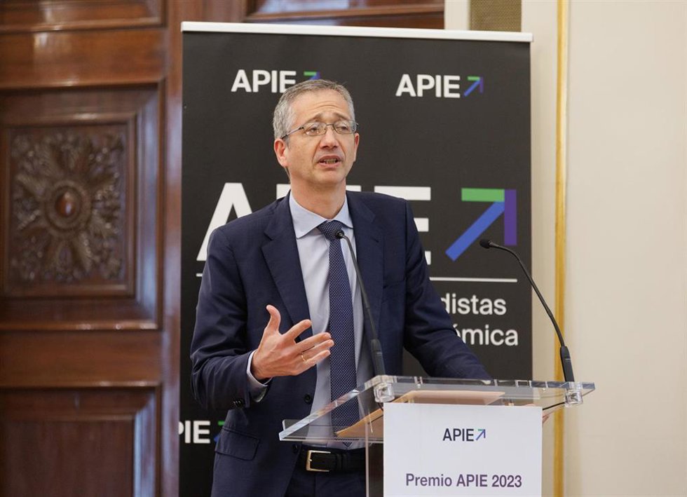 El gobernador del Banco de España, Pablo Hernández de Cos, interviene durante la primera edición de los Premios de Periodismo de la Asociación de Periodistas de Información Económica (APIE), en la Sede del Banco de España, a 20 de abril de 2023, en Madr
