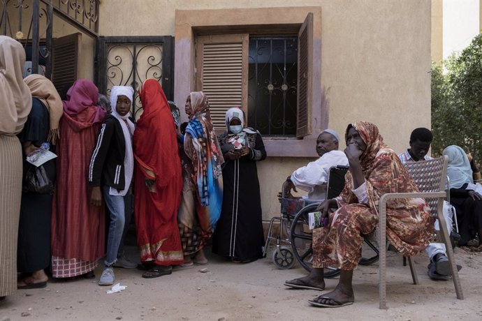 04 May 2023, Egypt, 6th of October City: A picture made available on 8 May 2023 shows Sudanese people waiting outside the site of a medical convoy for newcomers organized by the Egyptian Red Crescent Society in cooperation with the initiative of the Uni