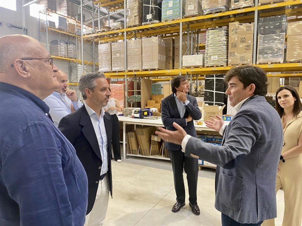 Juan Bravo (segundo por la izquierda) en la visita a Natural System, en La Rambla.