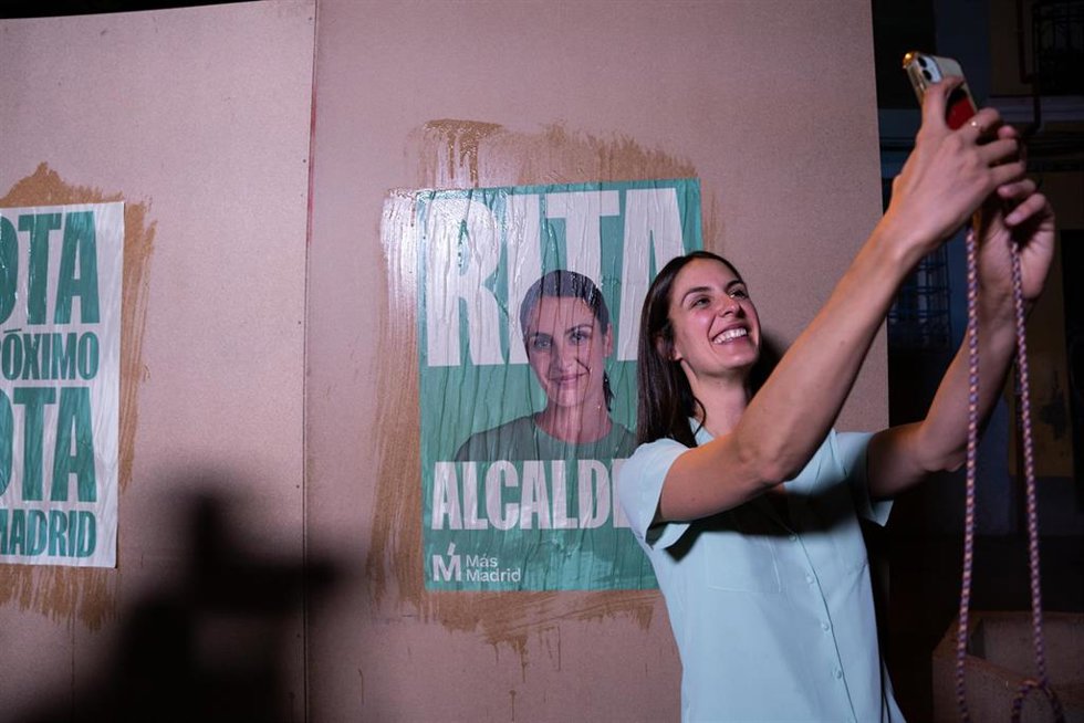 La candidata de Más Madrid a la Alcaldía de Madrid, Rita Maestre, durante la pegada de carteles de Más Madrid de cara al 28M