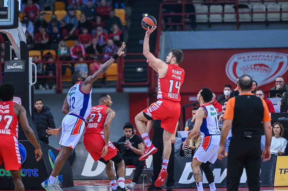 Archivo - Sasha Vezenkov lanza a canasta en el Olympiacos-Efes de la Euroliga 2022-2023
