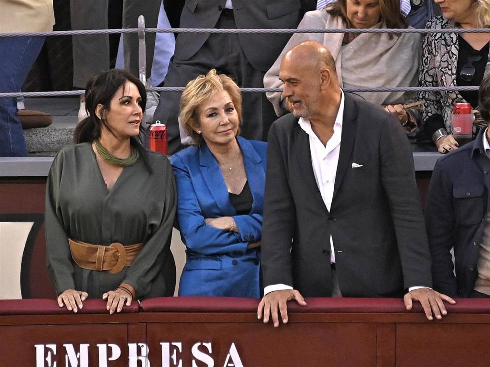 Ana Rosa Quintana, en Las Ventas con su marido Juan Muñoz y su gran amiga Pepa Gea