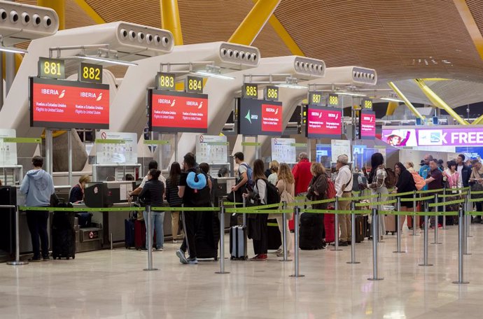 Un grupo de personas esperan a facturar sus maletas en la terminal T4 del aeropuerto de Adolfo Suárez-Madrid Barajas, a 28 de abril de 2023, en Madrid (España).  