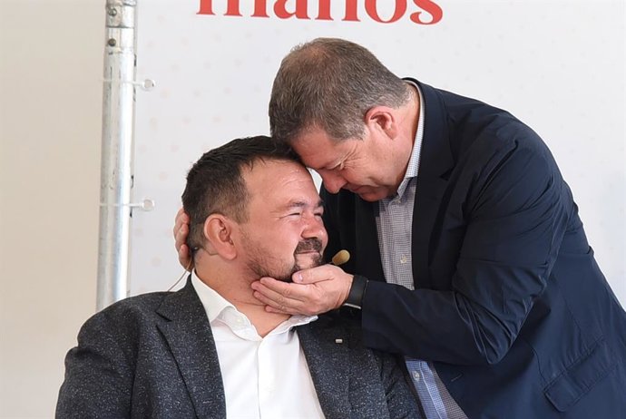 El alcalde de La Roda, Juan Ramón Amores, y el candidato del PSOE a la Junta, Emiliano García-Page.