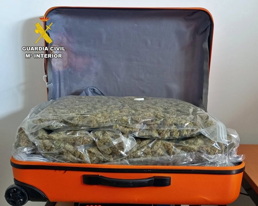 [Badajoz] Rdo Nota Prensa La Guardia Civil Detiene A Tres Personas En Badajoz Y Mérida, Tras Darse A La Fuga Cuando Transportaban Droga