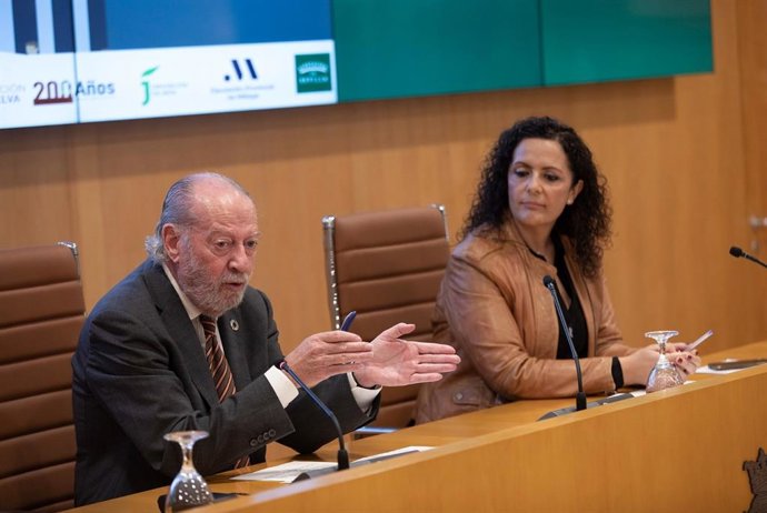 La diputada de Cohesión Social e Igualdad, Rocío Sutil, con el presidente de la Diputación de Sevilla, Fernando Rodríguez Villalobos.