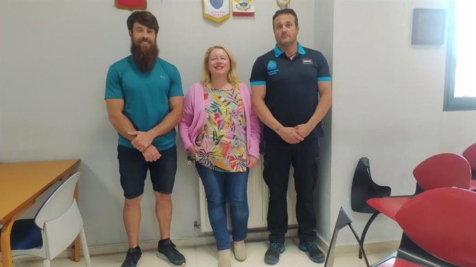 La candidata a la alcaldía de Podemos en Oviedo, Belén Suárez, con reprsentantes del Servicio de Bomberos de Oviedo.