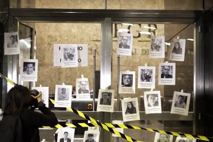 Archivo - August 24, 2022, Mexico City, Mexico City, Mexico: August 24, 2022, Mexico City, Mexico: Journalists join in the symbolic closing of the offices of the Attorney General's Office to protest against the 15 journalists murdered in the country. on