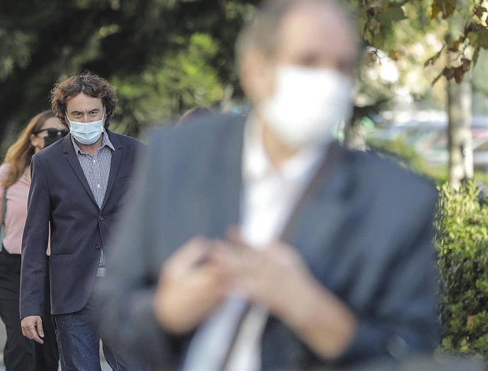 Archivo - El director general de Política Lingüística de la consellleria de Educación de la Comunitat Valenciana, Rubén Trenzano (i), a su llegada a un juicio 