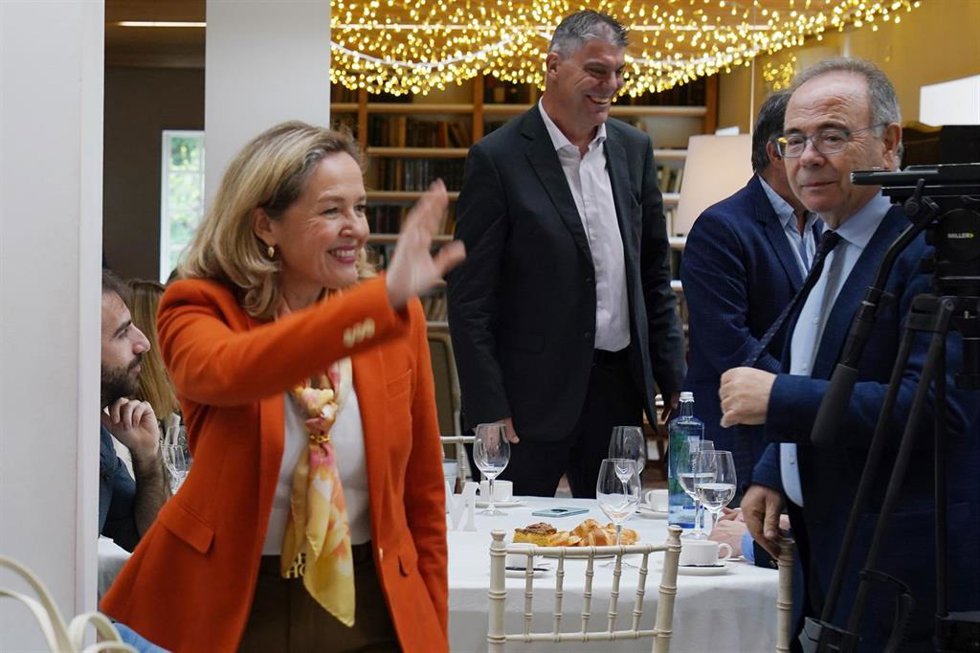 La vicepresidenta primera del Gobierno, Nadia Calviño y el candidato del PSOE, Xosé Sánchez Bugallo, a su llegada a un almuerzo informativo, a 12 de mayo de 2023, en Santiago de Compostela, A Coruña, Galicia (España). Durante el encuentro, Bugallo ha pr