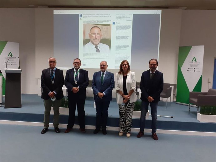 El viceconsejero de Salud y Consumo, Miguel Ángel Guzmán, ha presentado hoy al nuevo director Gerente del Hospital Clínico de Málaga