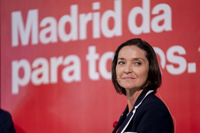 La candidata del PSOE a la Alcaldía, Reyes Maroto, durante una reunión con el sector de la cultura, en la Nave de Terneras del Matadero Madrid, a 12 de mayo de 2023, en Madrid (España). 