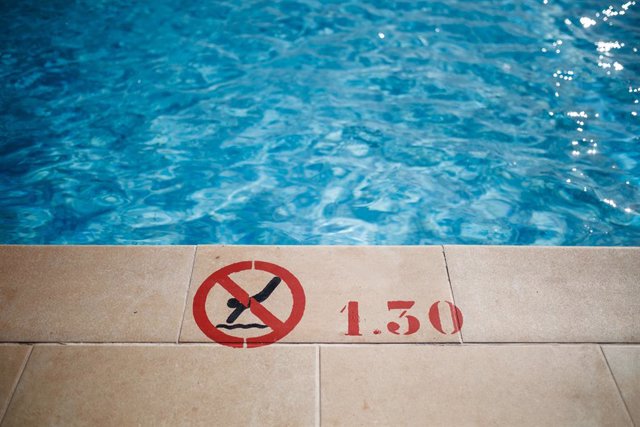 Bordillo de 1.30 metros de profundidad, en la piscina de Puerta de Hierro, a 11 de mayo de 2023, en Madrid (España). 17 de las 23 piscinas gestionadas por el Ayuntamiento y la Comunidad de Madrid abren sus puertas el próximo sábado 13 de mayo para combati