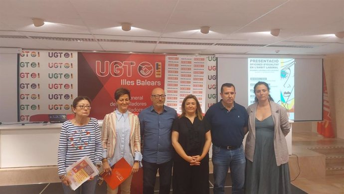 Representantes de UGT, CCOO, con la consellera de Presidencia e Igualdad, Mercedes Garrido, y la directora general de Trabajo y Salud Laboral, Virginia Abraham.