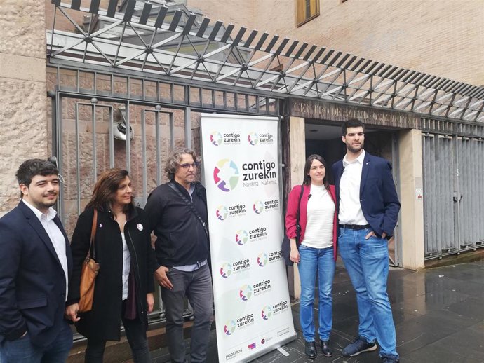 Begoña Alfaro y Carlos Guzman (derecha), números 1 y 2 de Contigo Navarra al Parlamento foral, en el centro de salud del Casco Viejo de Pamplona.