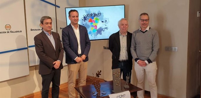 El portavoz el Grupo Popular en la Diputación de Valladolid, Agapito Hernández, junto al alcalde de Serrada, César López, durante la rueda de prensa de presetación de los ganadores de los Premios Racimo 2022