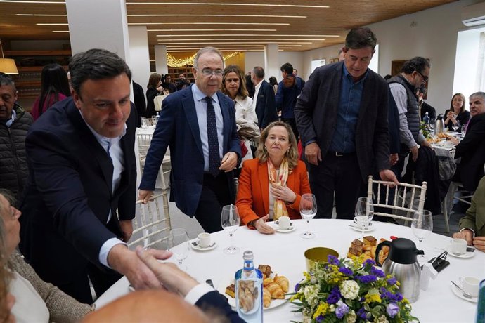 (I-D) El secretario general del Partido Socialista de Galicia, Valentín González-Formoso; el candidato del PSOE, Xosé Sánchez Bugallo y la vicepresidenta primera del Gobierno, Nadia Calviño, durante un almuerzo informativo, a 12 de mayo de 2023, en Sant