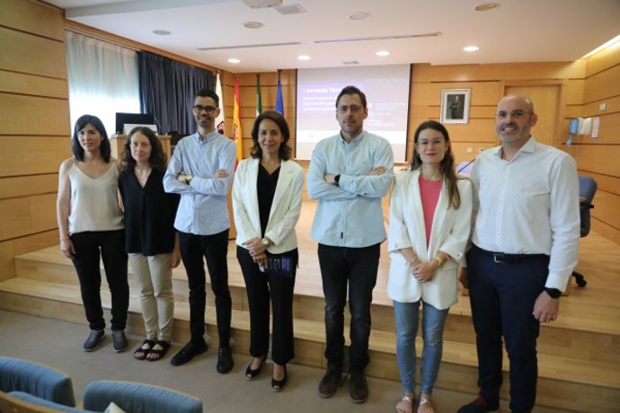 La vicerrectora de Innovación y Transferencia junto a investigadores participantes en la jornada.