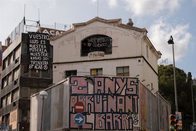 Uno de los edificios de la plaza de la Bonanova, donde se encuentran los edificios okupados La Runa y el Kubo, a 11 de mayo de 2023, en Barcelona, Catalunya (España). 