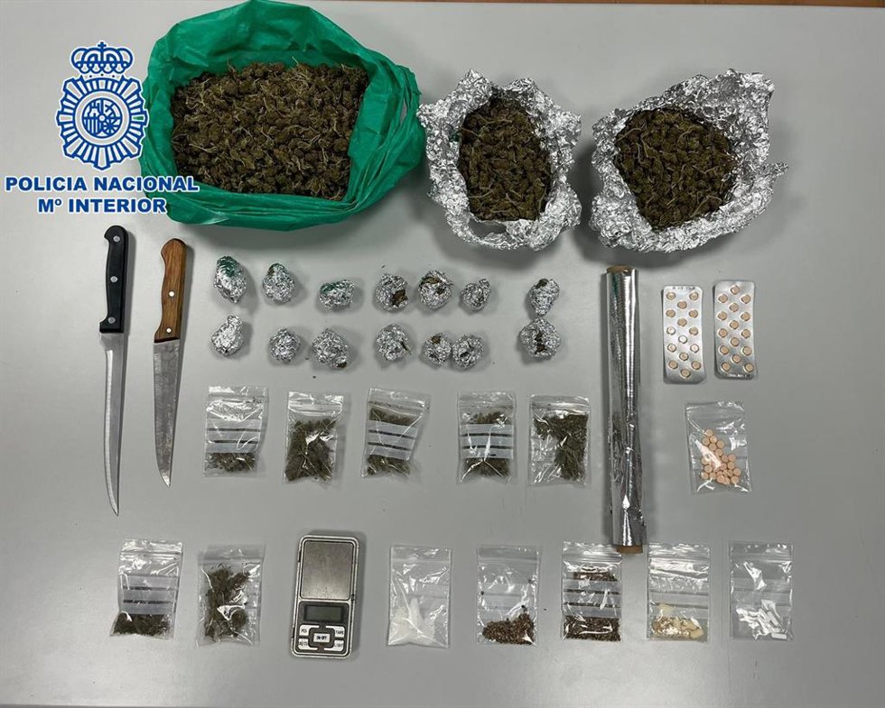 Efectos intervendos del interior de la mochila del detenido