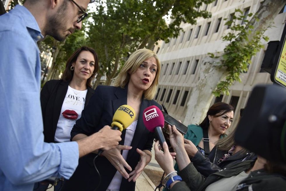 La candidata de Ciudadanos a la Alcaldía de Albacete, Carmen Picazo, atiende a los medios.