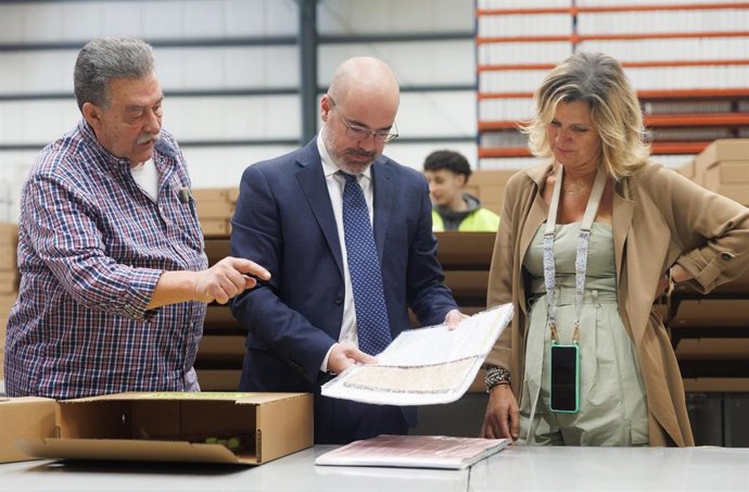 El delegado del Gobierno en la Comunidad de Madrid, Francisco Martín (c), conversa durante su visita al centro logístico electoral de la Delegación del Gobierno, en el Polígono La Garena, a 12 de mayo de 2023, en Alcalá de Henares, Madrid (España). Fran