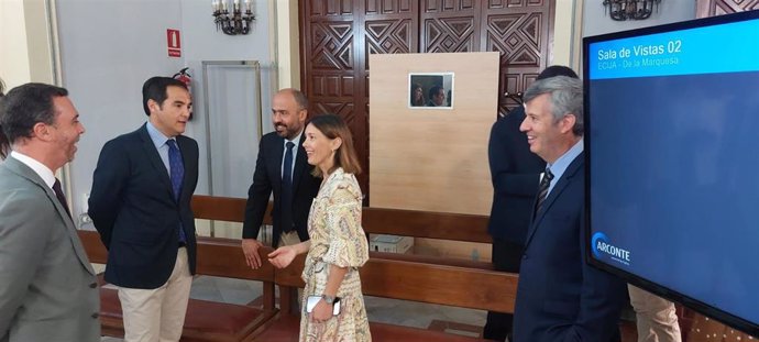 El consejero de Justicia, José Antonio Nieto, con el delegado territorial de Justicia en Sevilla, Javier Millán, en los juzgados de Écija.