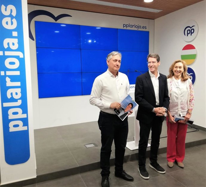 De izquierda a derecha, Pérez Pastor, Capellán y Martín, en la sede del PP el primer día de la campaña electoral para el 28M