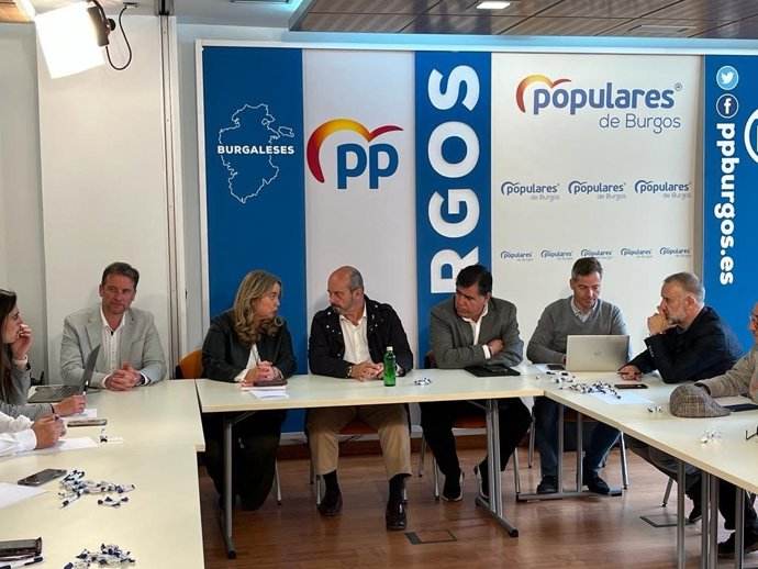 En el centro, la candidata del PP a la Alcaldía de Burgos, Cristina Ayala, y a su derecha el vicesecretario nacional del PP, Pedro Rollán, en un encuentro con la candidatura.