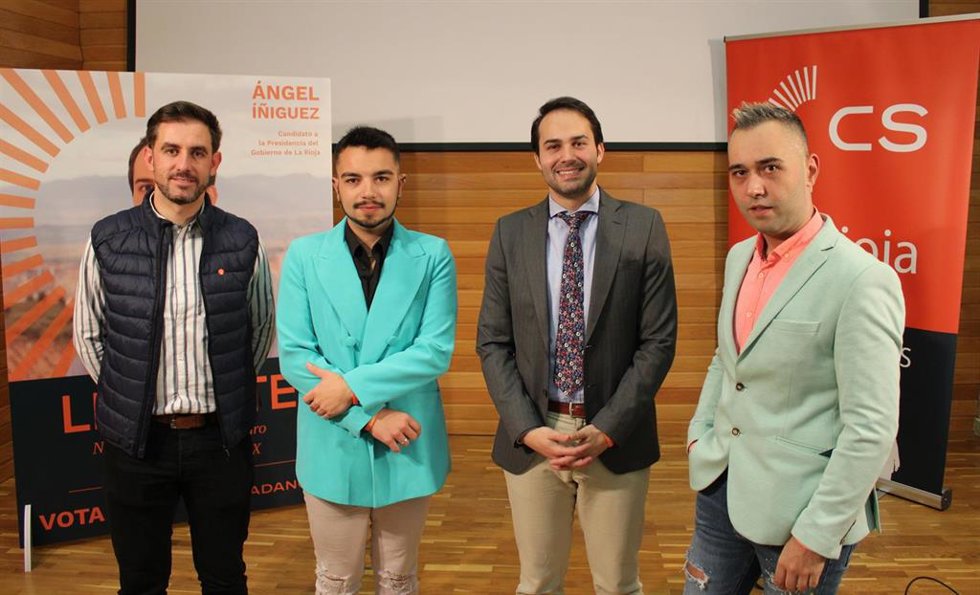 Miembros de la candidatura junto a Íñiguez