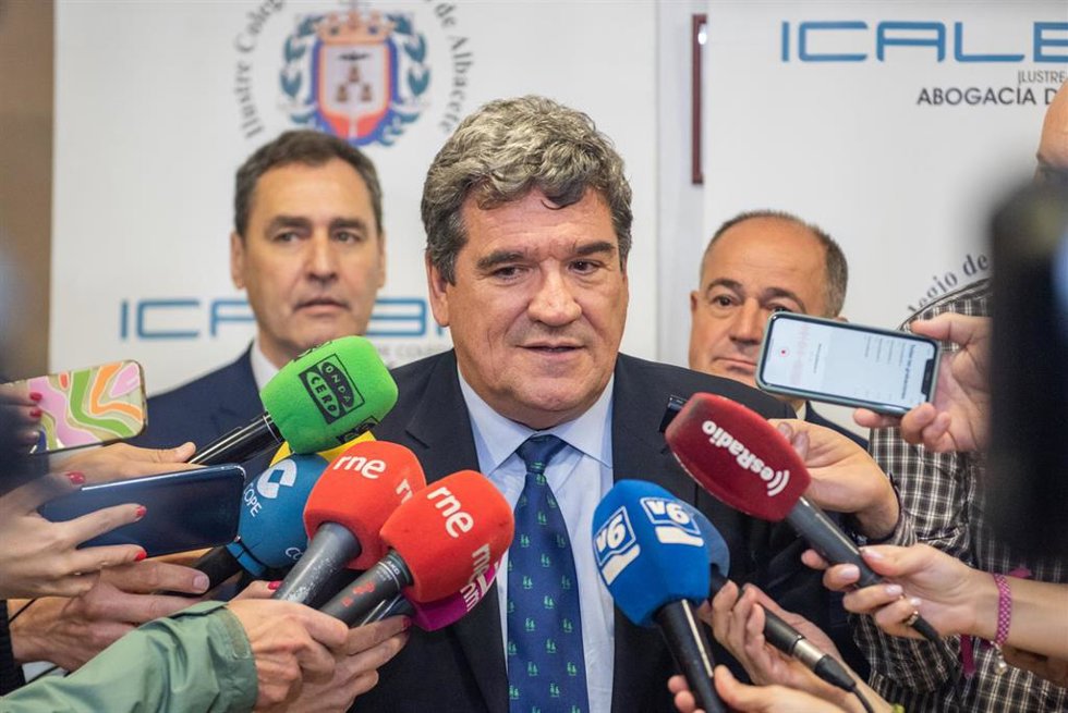 El ministro de Inclusión, Seguridad Social y Migraciones, José Luis Escrivá, atiende a medios este viernes en Albacete.
