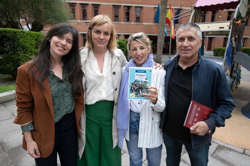 La candidata de Podemos Asturies a la Presidencia del Principado de Asturias, Covadonga Tomé, junto a la ministra de Trabajo, Yolanda Díaz, y a ambos extremos los números 3 y 5 de la candidatura Laura Tuero y Xune Elipe, en Mieres