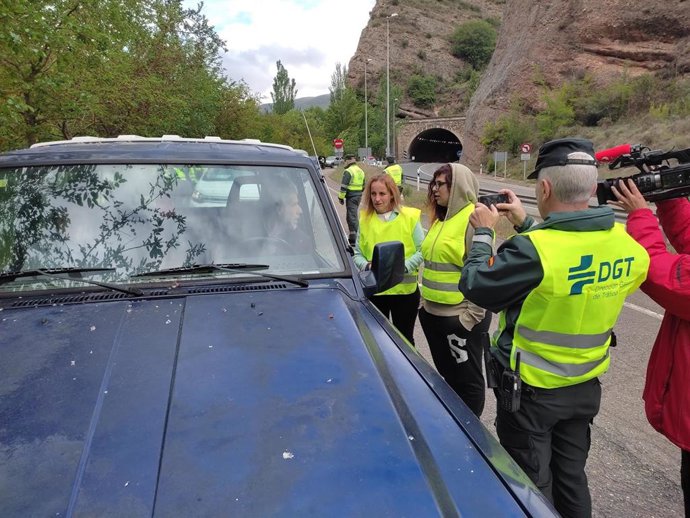 DGT y alumnos del CRMF, unidos en la N-111 para recordar que al volante: "Si pierdes la atención, pierdes el control"