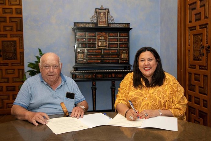 La presidenta de Iprodeco, Dolores Amo, en la firma con la Sociedad Deportiva de Cazadores de Cabra.