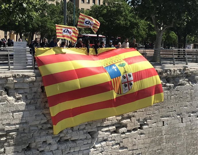 CHA despliega una gran bandera de Aragón en el Balcón de San Lázaro el primer día de la campaña elecotral