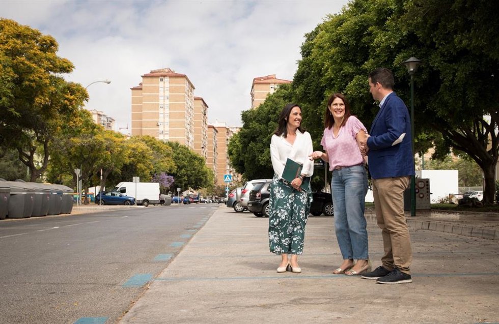 La candidata de CS a la Alcaldía de Málaga, Noelia Losada, acompañada por el número 2 de la lista, Alejandro Carballo, presentan propuestas para el Distrito de Carretera de Cádiz