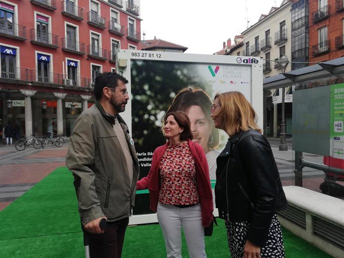 La candidata de VTLP a la Alcaldía de Valladolid, María Sánchez, con Alberto Bustos y Rocía Anguita conversan ante la caseta electoral