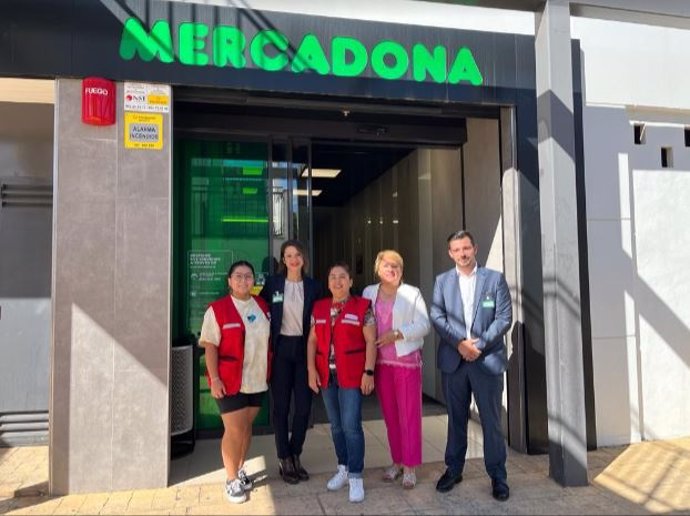 Primera entrega de alimentos a la Asociación Punto de Encuentro por parte de Mercadona.