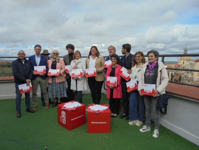 La candidata socialista, Clara Martín (centro, chaqueta beig), con buena parte del resto de su candidatura, en la presentación del programa Electoral