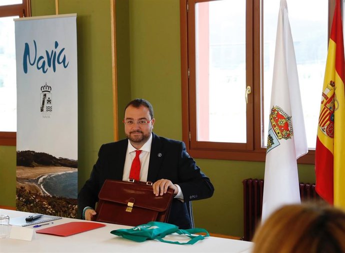 Adrián Barbón antes de dar comienzo el Consejo de Gobierno.