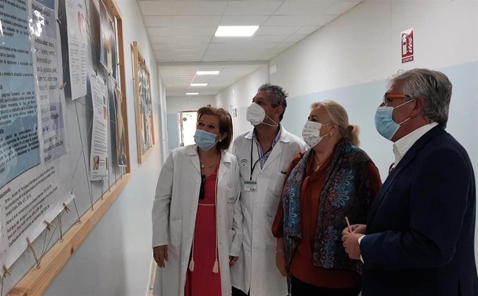 Visita a la exposición con los posters científicos que ha elaborado el personal de enfermería del Hospital Infanta Elena de Huelva.