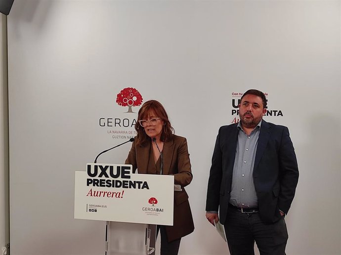 La candidata de Geroa Bai a la Presidencia de Navarra, Uxue Barkos, y el número dos de la lista, Unai Hualde, en una comparecencia ante los medios en el primer día de campaña electoral.