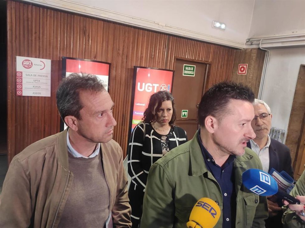 Ovidio Zapico, a la izquierda