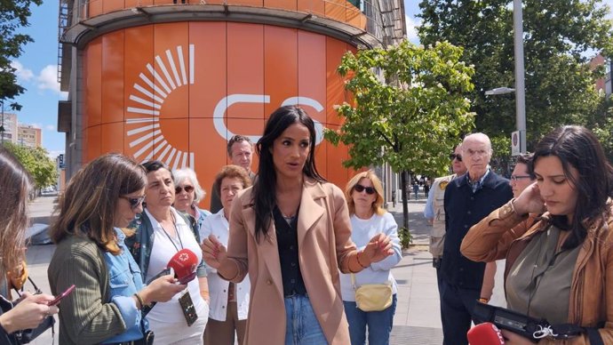 Begoña Villacís frente a la sede de su partido en la calle Alcalá