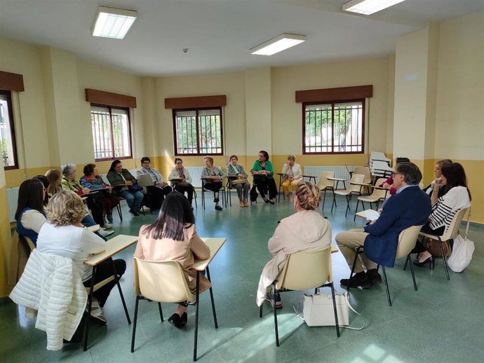 El candidato del Partido Popular a la Alcaldía de Salamanca, Carlos García Carbayo, se reúne con representantes de asociaciones de mujeres