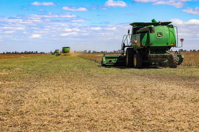 Archivo - June 22, 2022, Odesa Region, Ukraine: A combine harvester collects grain crops in a field in Odesa Region, southern Ukraine. This photo cannot be distributed in the Russian Federation.,Image: 702094934, License: Rights-managed, Restrictions: ,